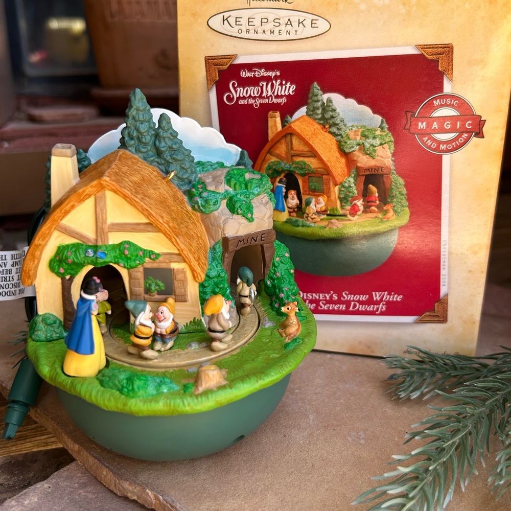 Hallmark Keepsake Snow White & The Seven Dwarfs Disney Ornament New in Box